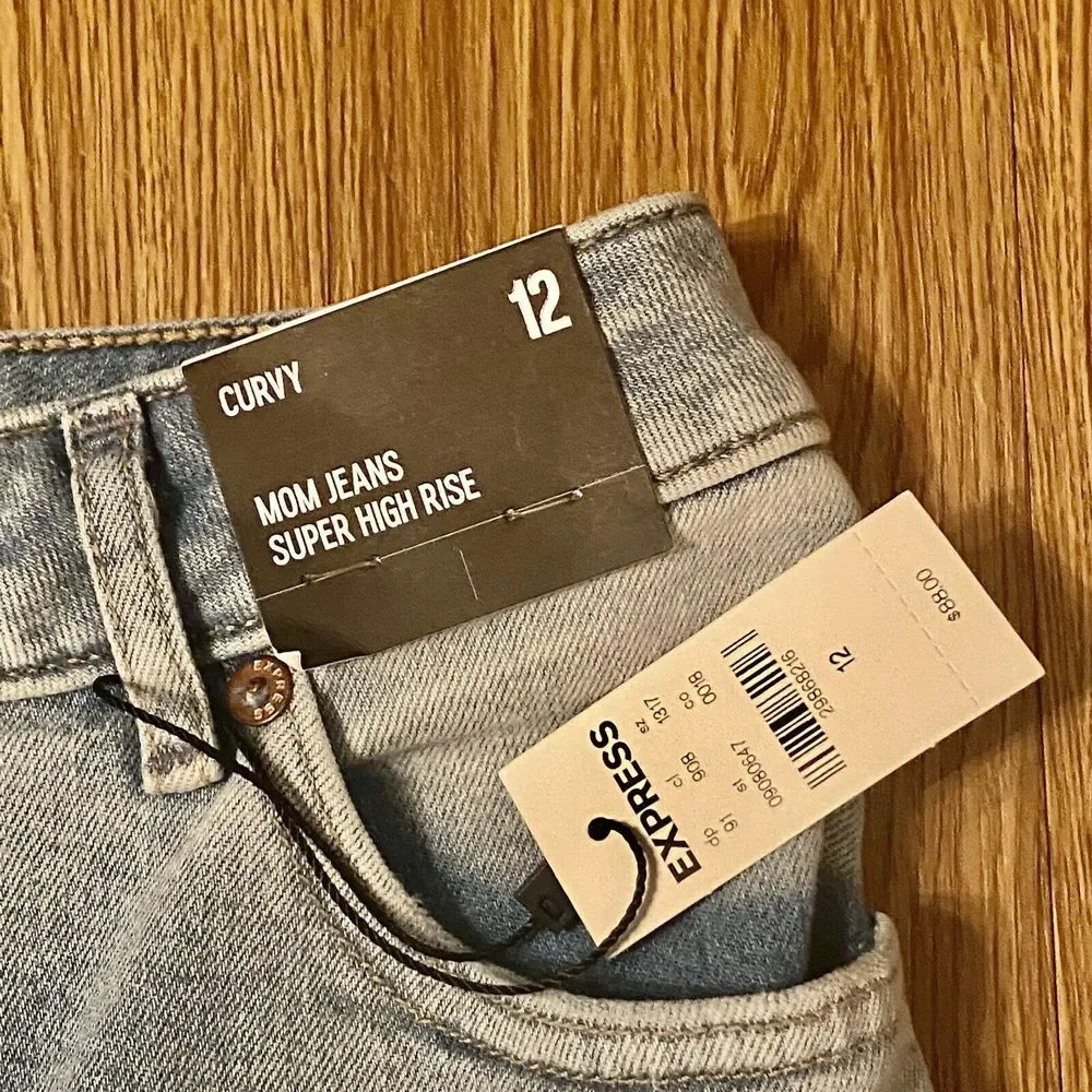 Express Jeans NWT Sz 12 Mom Curvy Jeans Light Blue Denim Factory Distressed Fray